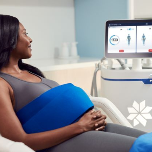 A pregnant women laying on a hospital bed